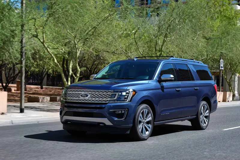ford-expedition-platinum-2020-02-angle-blue-exterior-front