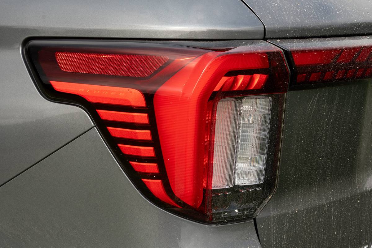 ford explorer 2025 08 exterior taillight scaled jpg