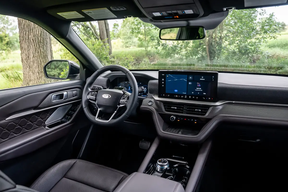 ford explorer 2025 18 interior front row scaled jpg
