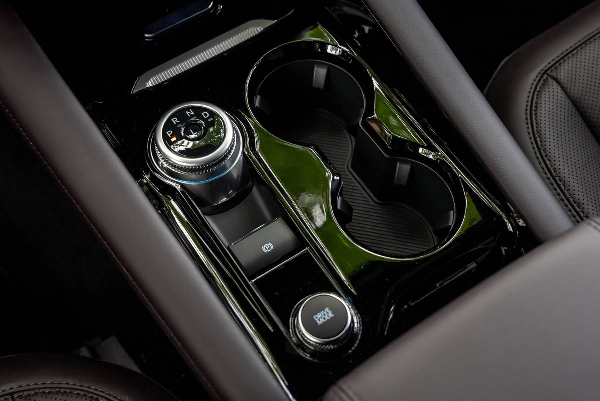 ford explorer 2025 28 interior gearshift scaled jpg