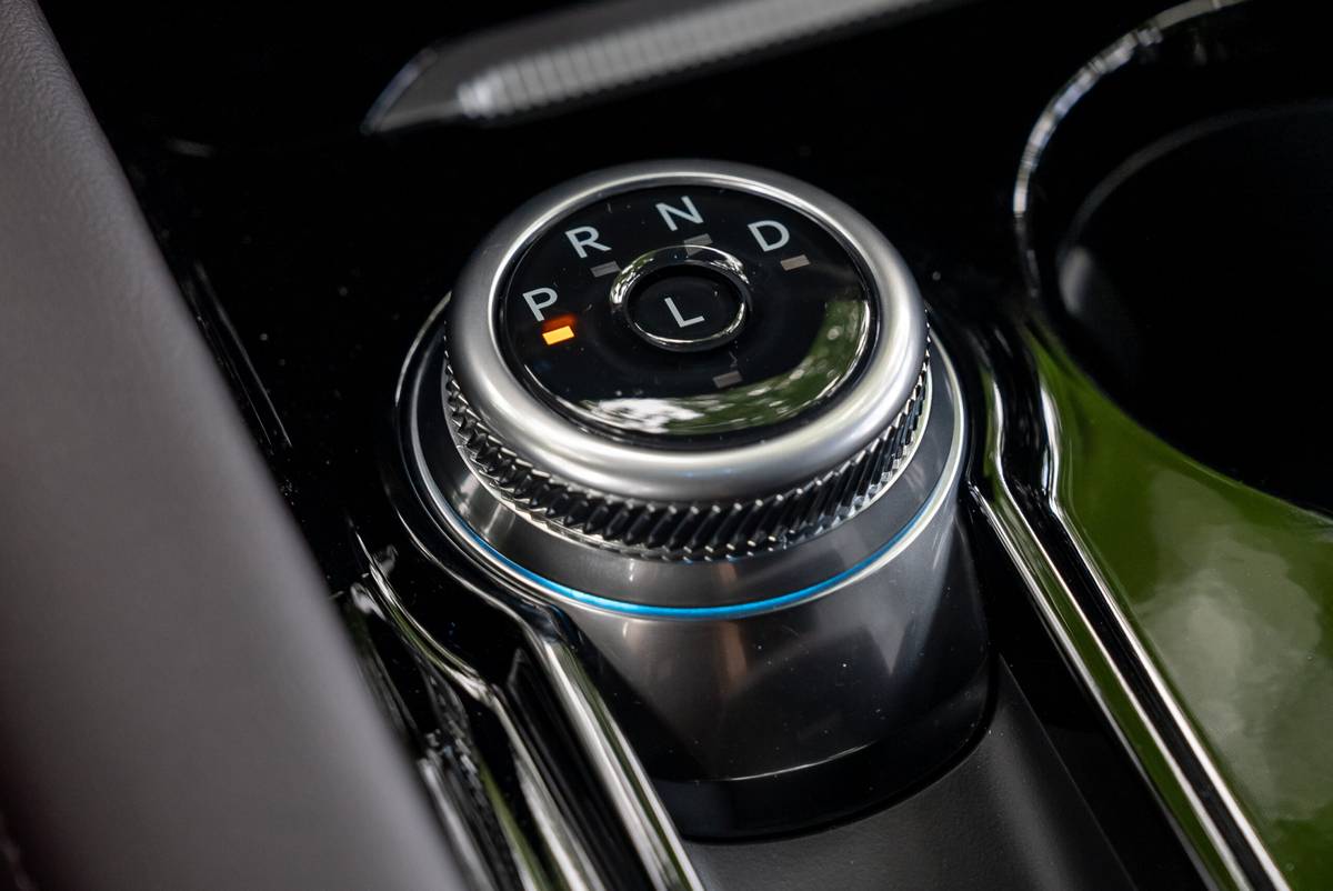 ford explorer 2025 29 interior gearshift scaled jpg