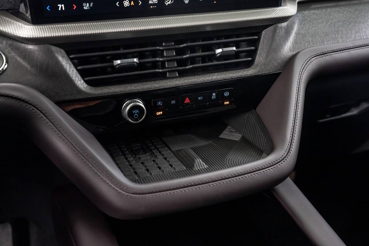 ford explorer 2025 34 interior center console charge pad scaled jpg