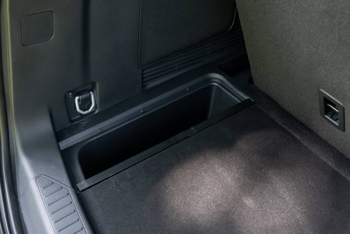 ford explorer 2025 56 interior cargo scaled jpg