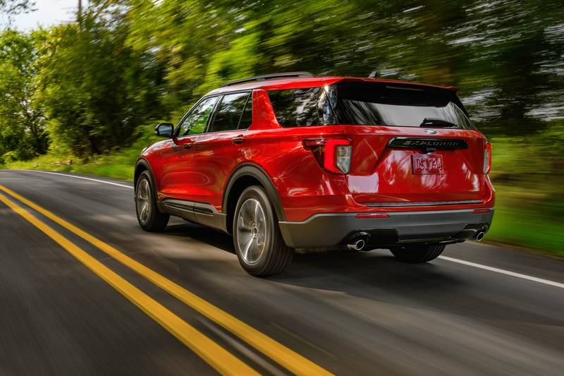 ford-explorer-st-line-2022-oem-05-angle-dynamic-exterior-rear-red