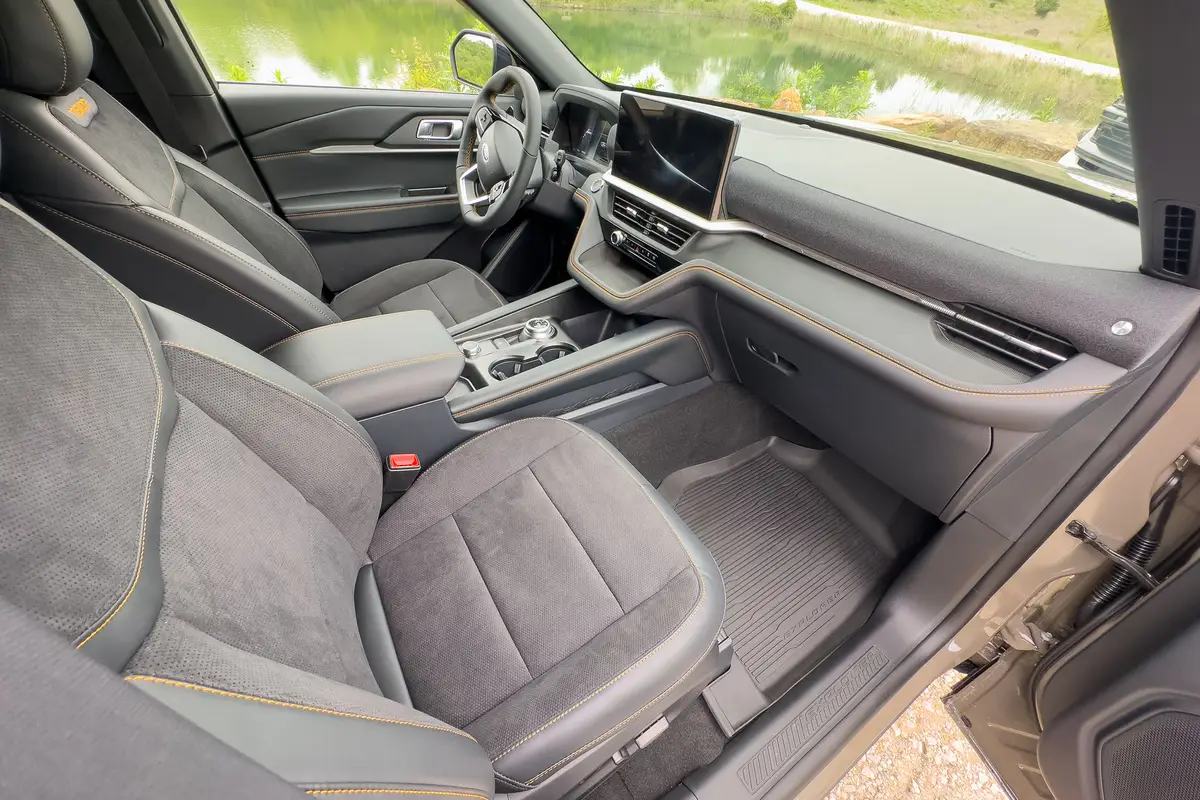 ford explorer tremor 2026 07 interior front row 1 jpg