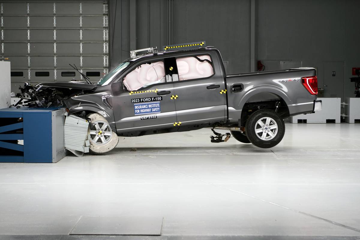 ford-f-150-2023-exterior-iihs-01