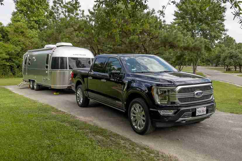 ford-f-150-hybrid-supercrew-limited--02-angle--black--exterior--front--towing.jpg