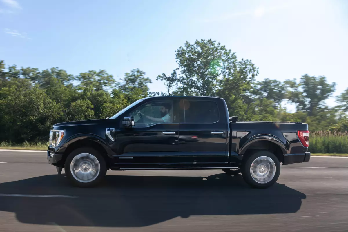 ford-f-150-hybrid-supercrew-limited-2021-05-exterior-dynamic-profile
