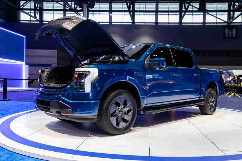 ford-f-150-lightning-2022-01-angle--blue--exterior--front.jpg