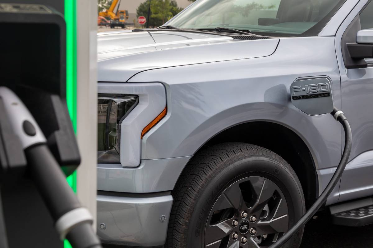 ford-f-150-lightning-lariat-2022-23-exterior-front-charging
