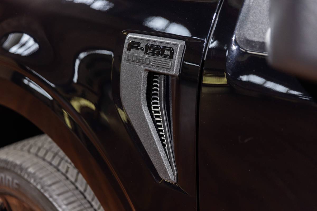 ford f 150 lobo 2025 11 exterior profile badge 1 jpg