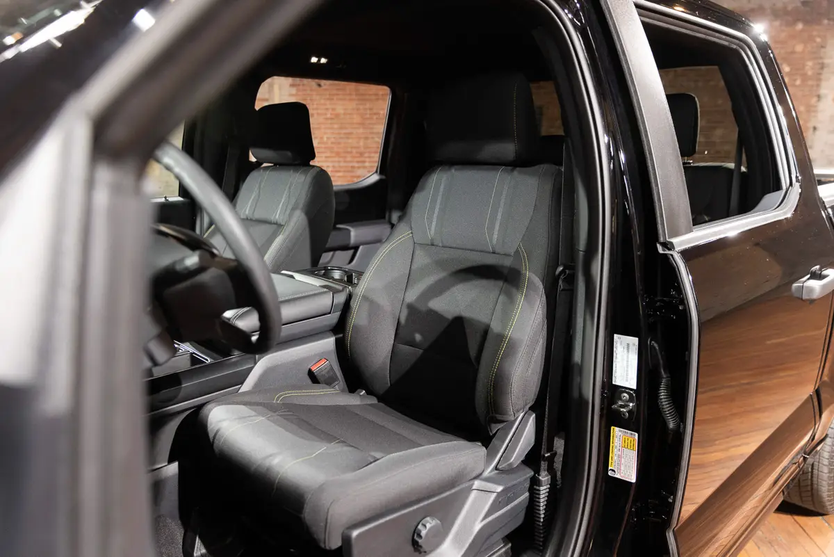 ford f 150 lobo 2025 28 interior front row seat 1 jpg