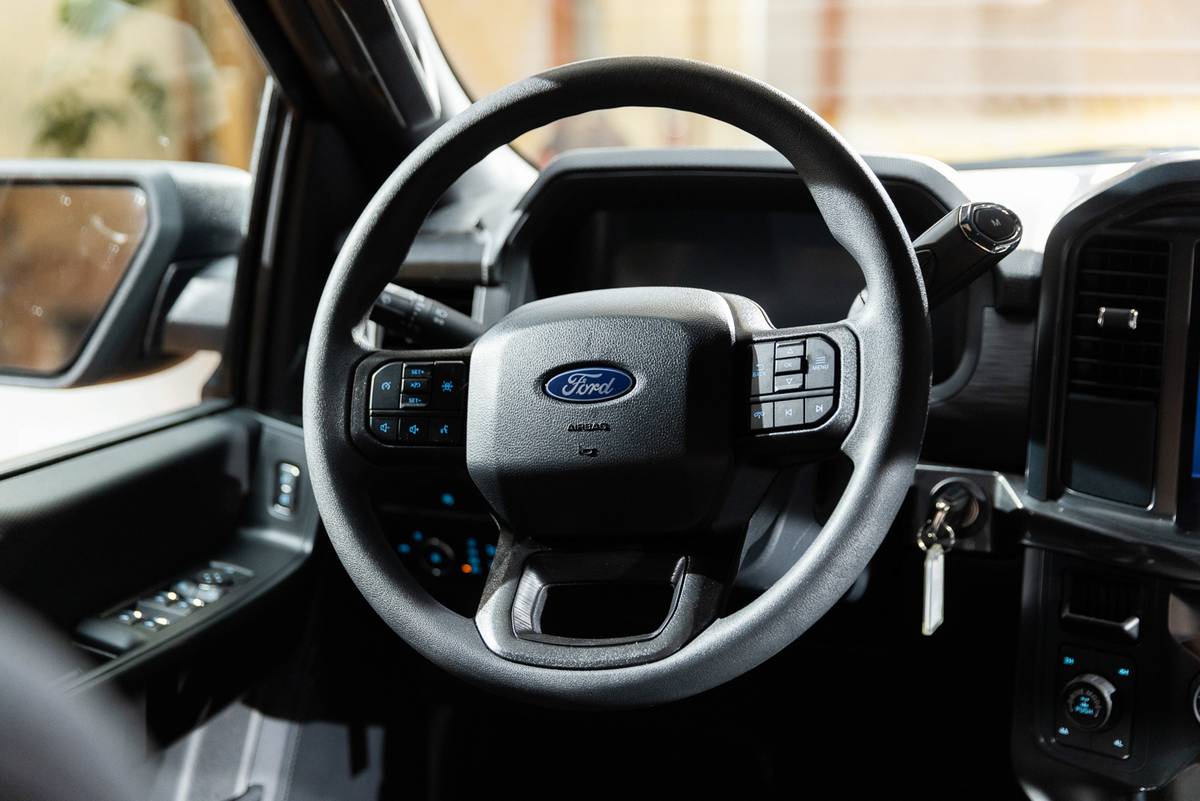 ford f 150 lobo 2025 31 interior steering wheel 1 jpg
