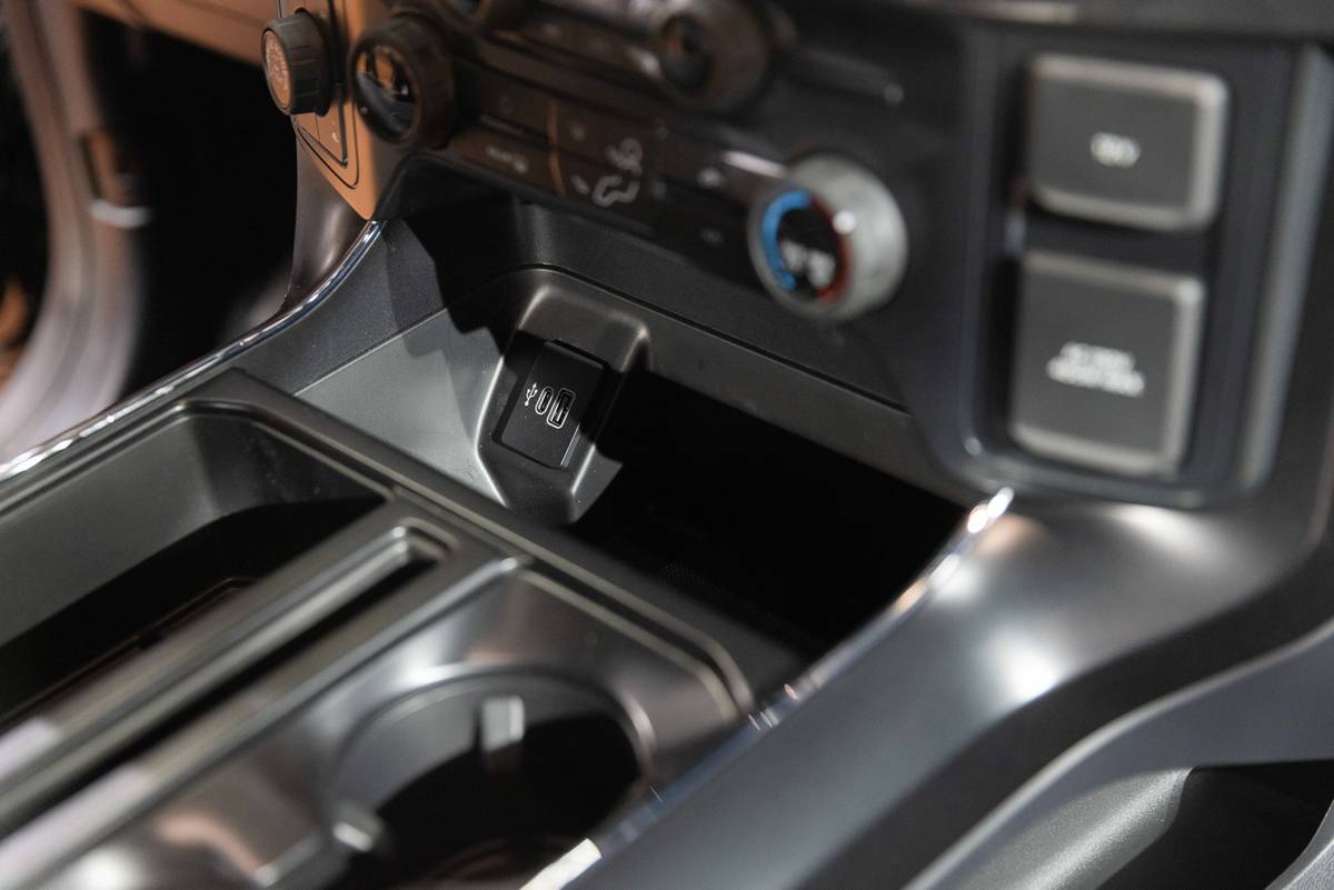 ford f 150 lobo 2025 37 interior center console usb 1 jpg