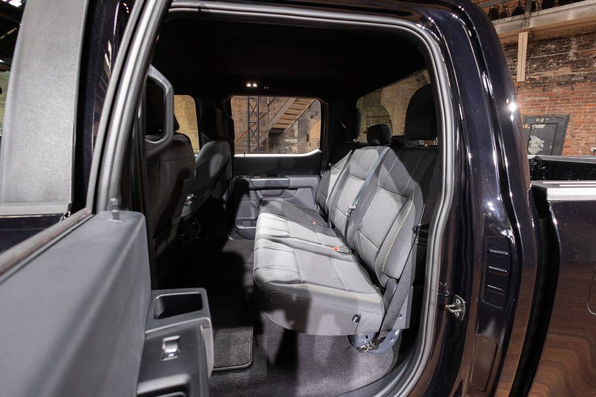 ford f 150 lobo 2025 43 interior backseat 1 jpg