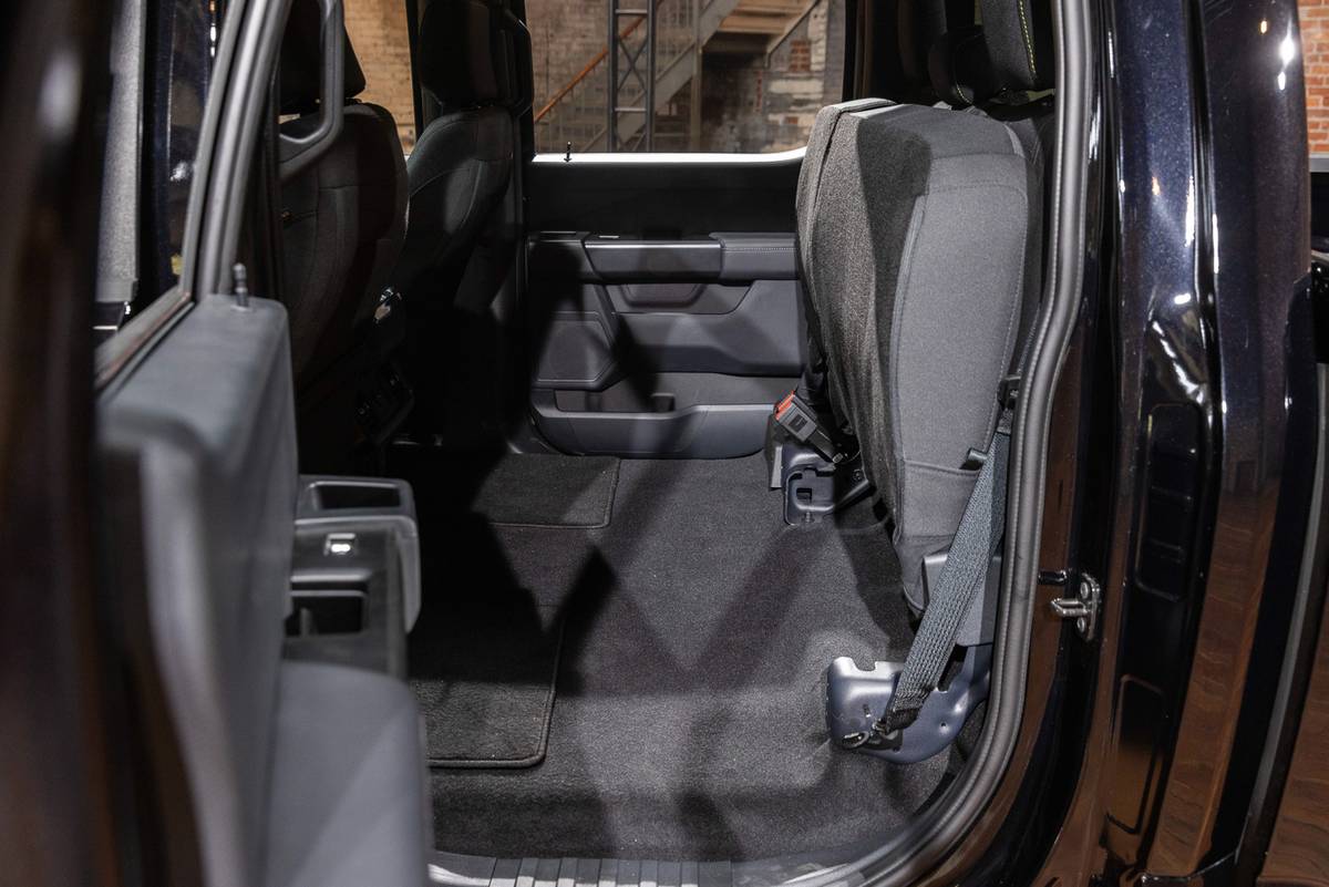 ford f 150 lobo 2025 46 interior backseat 1 jpg