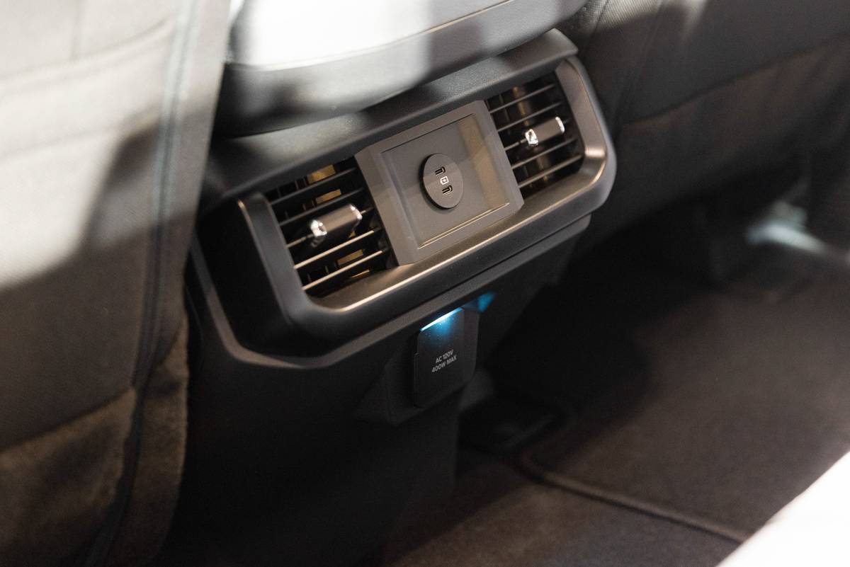 ford f 150 lobo 2025 47 interior backseat climate control jpg