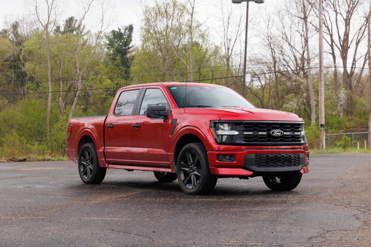ford-f-150-stx-lobo-supercharged-2025-01-exterior-front-angle