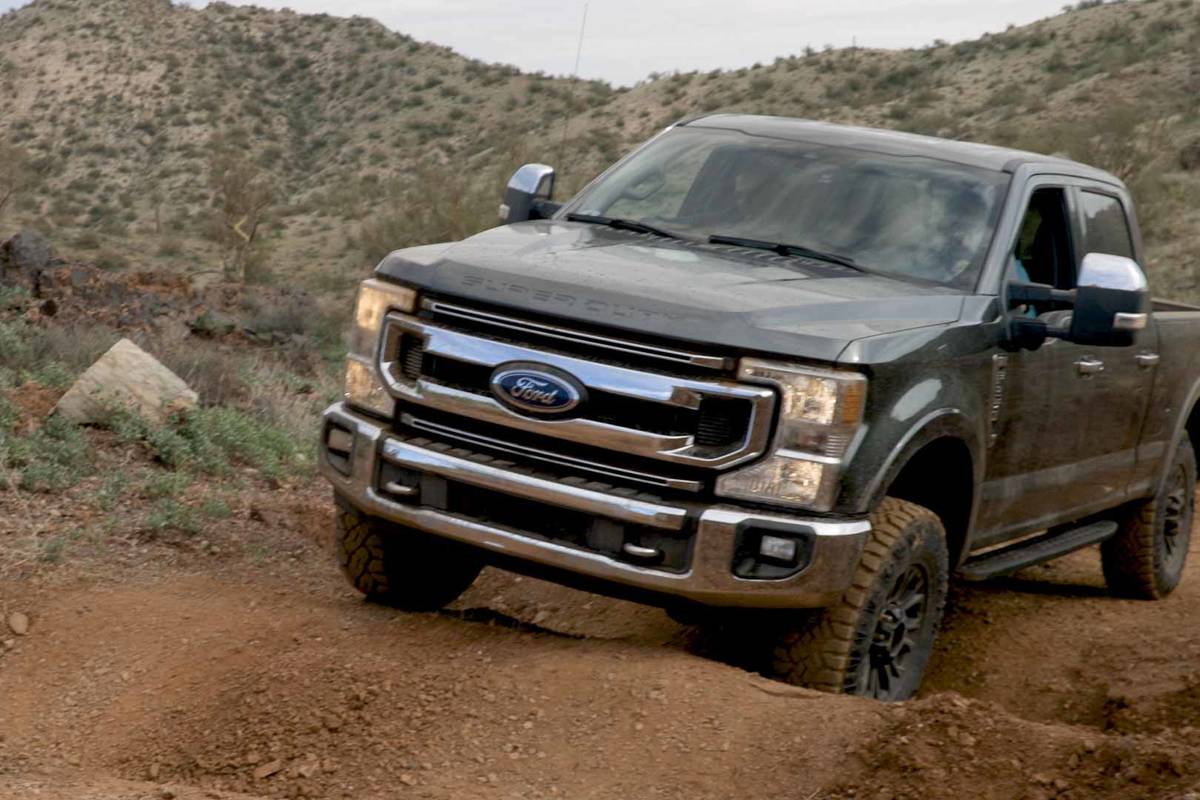 ford-f-250-superduty-2020-02-angle--dynamic--exterior--front--green--off-road.jpg