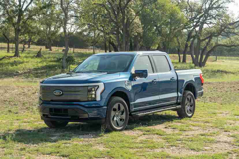 ford-f150-lightning-2022-01-exterior-blue-front-angle