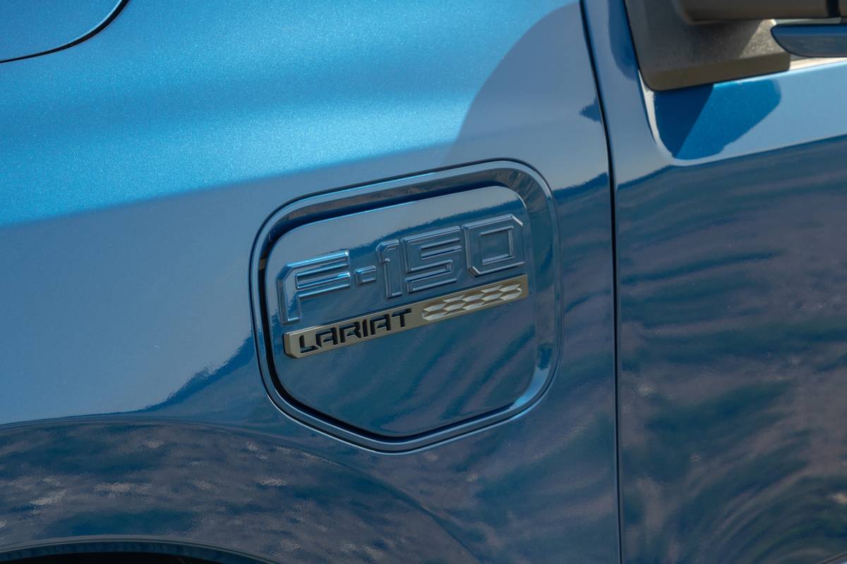 ford-f150-lightning-2022-07-exterior-blue-charging