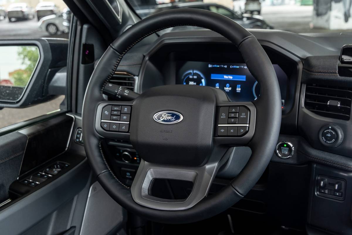 ford-f150-lightning-2022-30-interior-steering-wheel