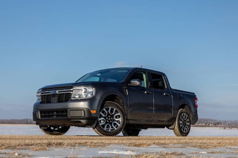 ford-maverick-lariat-2022-08-exterior-front-angle-grey-truck