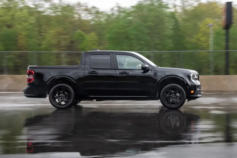 ford-maverick-lobo-2025-01-exterior-dynamic-track-profile