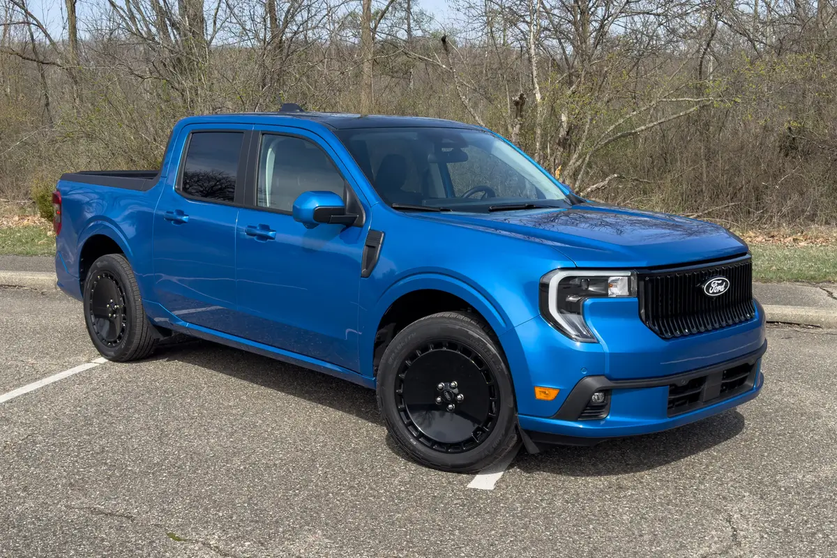 ford maverick lobo 2025 01 exterior front angle blue scaled jpg