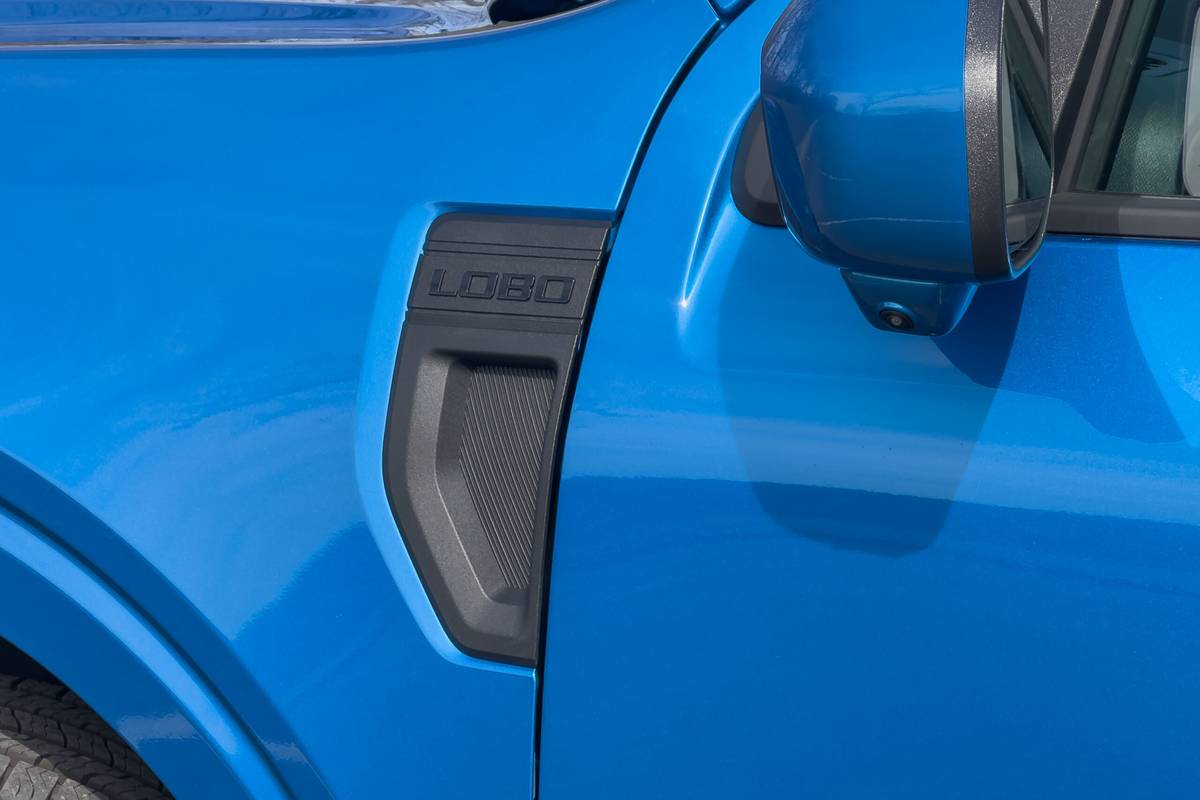 ford maverick lobo 2025 02 exterior profile badge scaled jpg