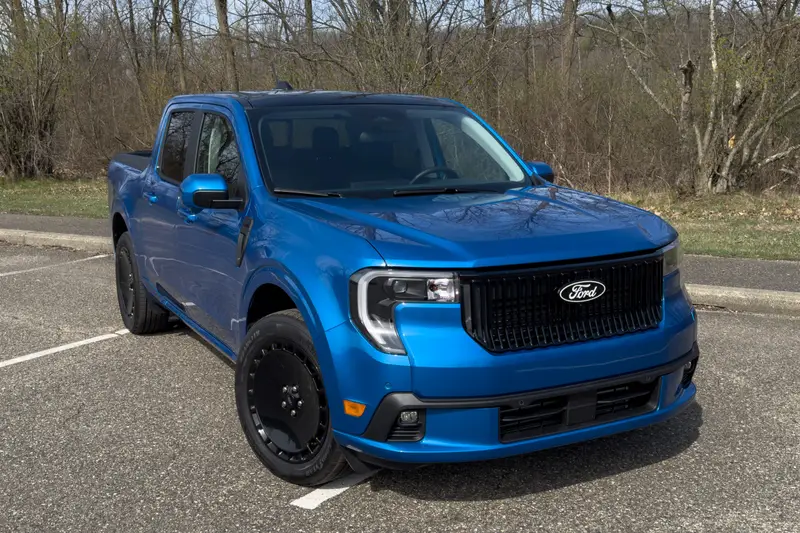 ford-maverick-lobo-2025-04-exterior-front-angle-blue