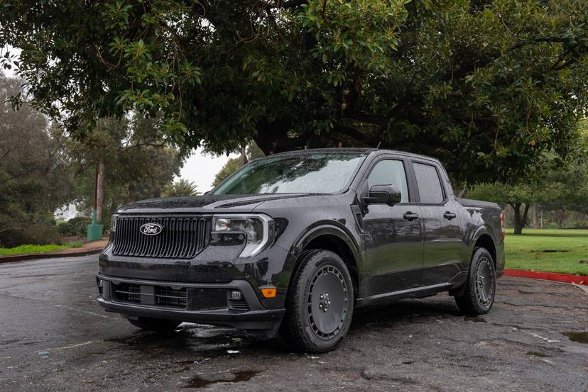 ford-maverick-lobo-2025-04-exterior-front-angle