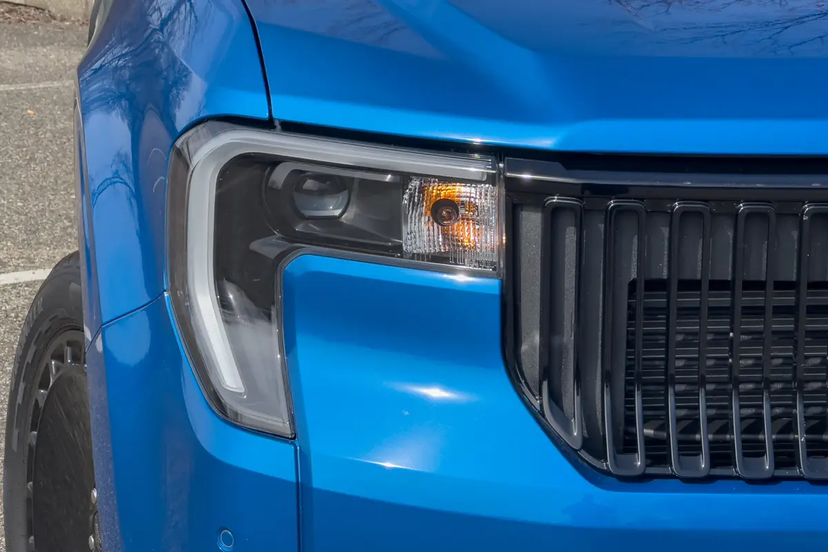 ford maverick lobo 2025 06 exterior headlight scaled jpg