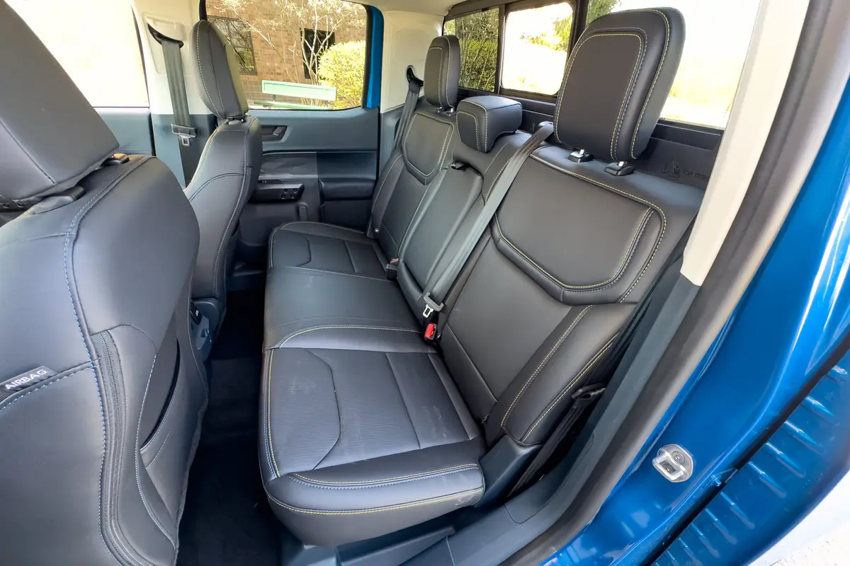 ford maverick lobo 2025 22 interior backseat scaled jpg