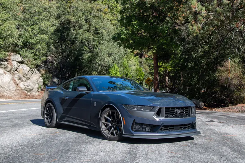 ford-mustang-dark-horse-2025-01-exterior-front-angle