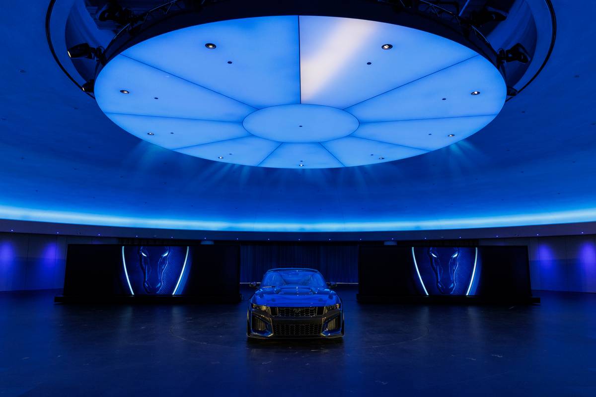 ford mustang dark horse sc 2026 01 exterior front jpg