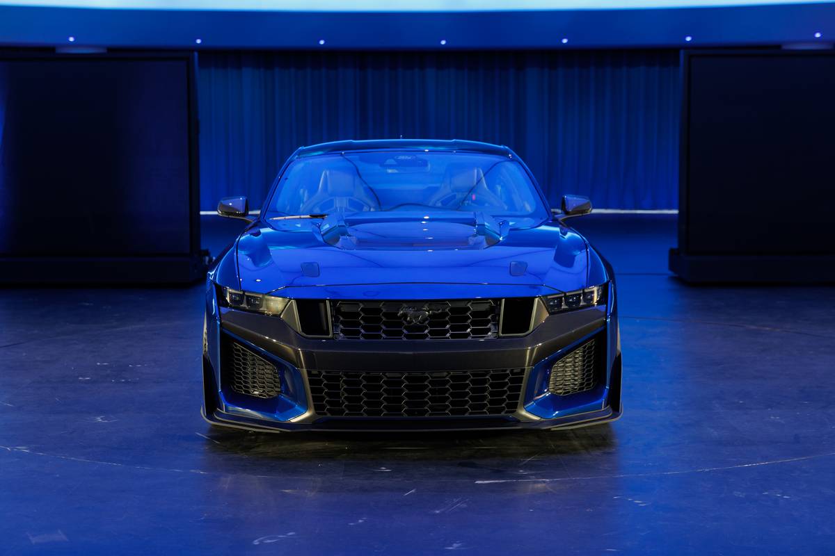 ford mustang dark horse sc 2026 02 exterior front jpg