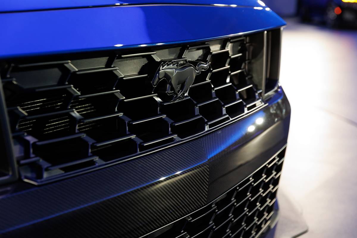 ford mustang dark horse sc 2026 08 exterior grille badge jpg