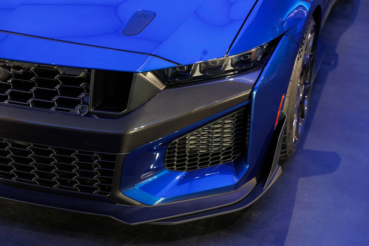 ford mustang dark horse sc 2026 09 exterior headlight jpg