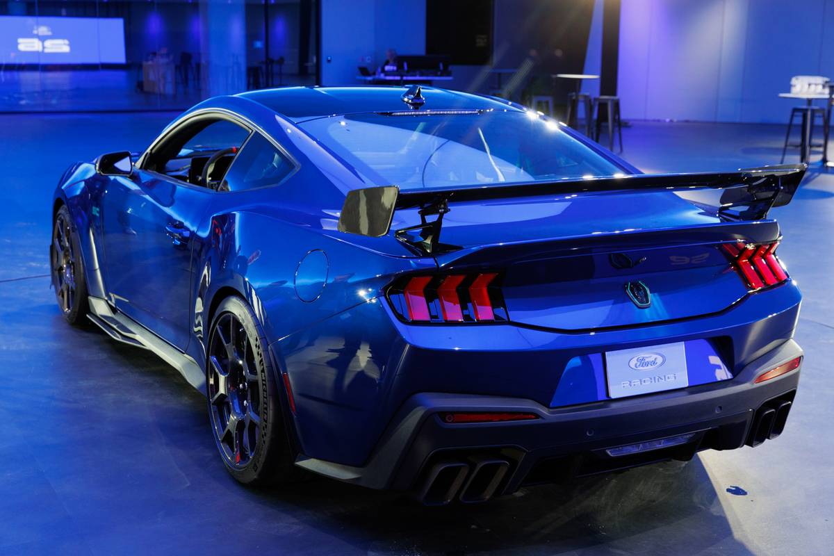 ford mustang dark horse sc 2026 18 exterior rear angle jpg