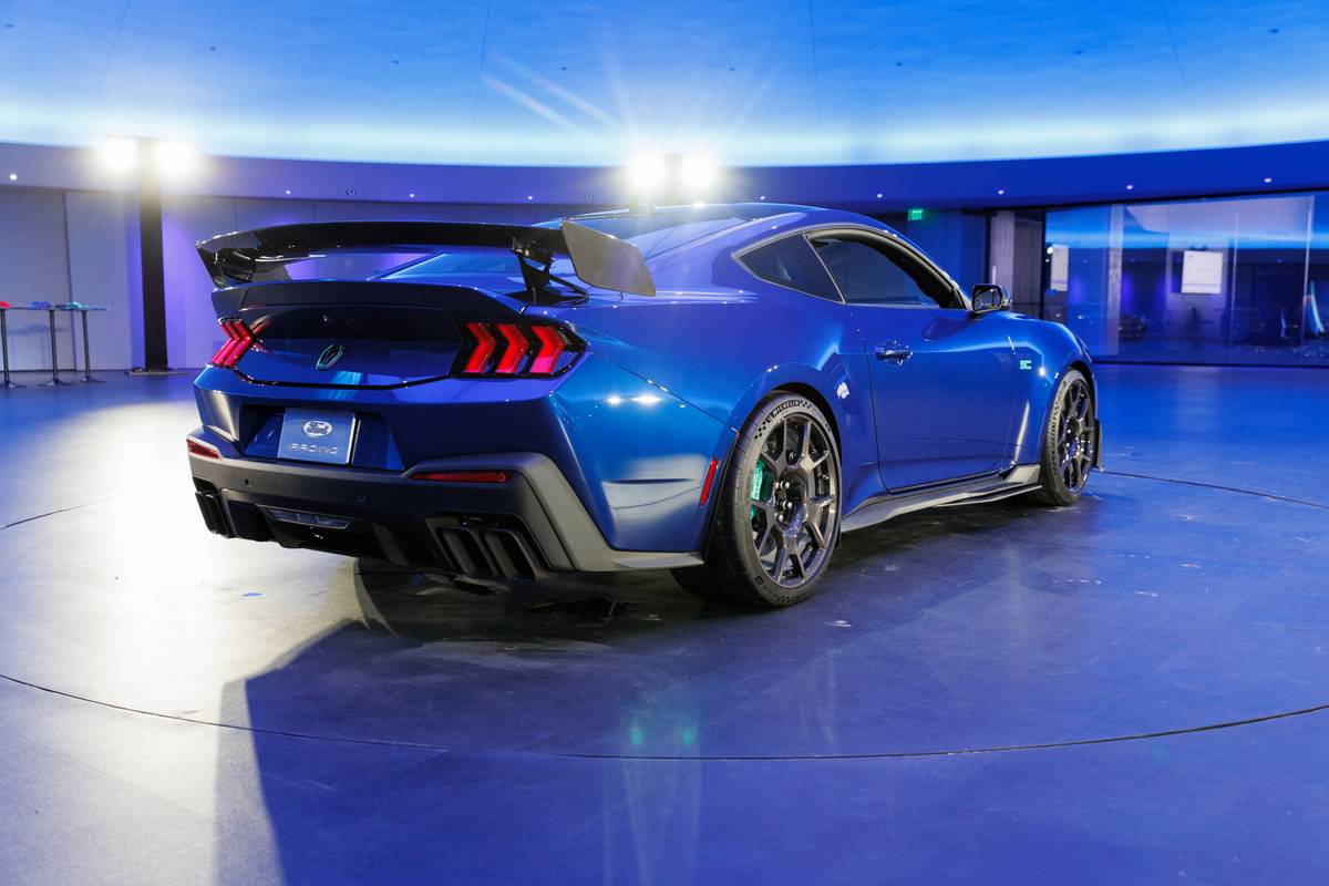 ford mustang dark horse sc 2026 19 exterior rear angle jpg