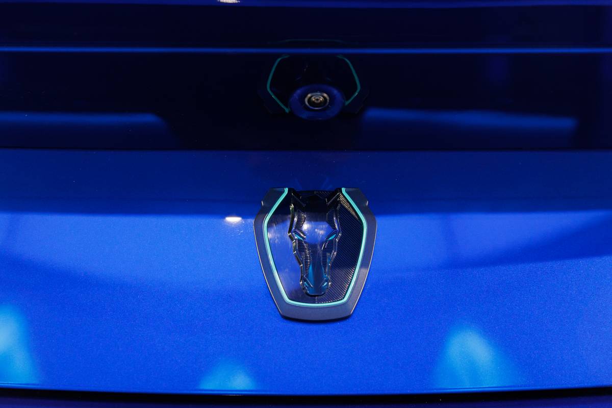 ford mustang dark horse sc 2026 22 exterior rear badge jpg