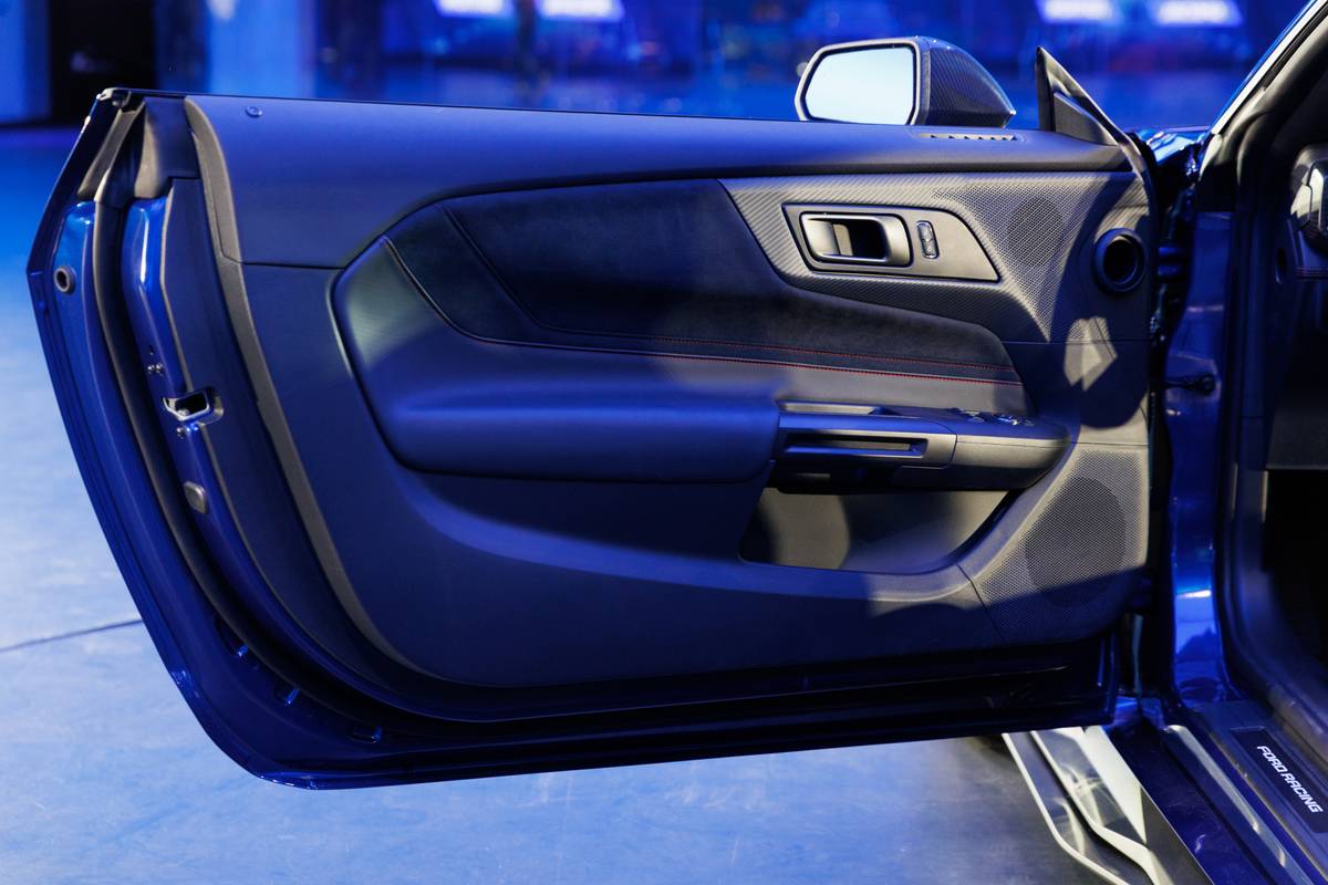 ford mustang dark horse sc 2026 30 interior door jpg