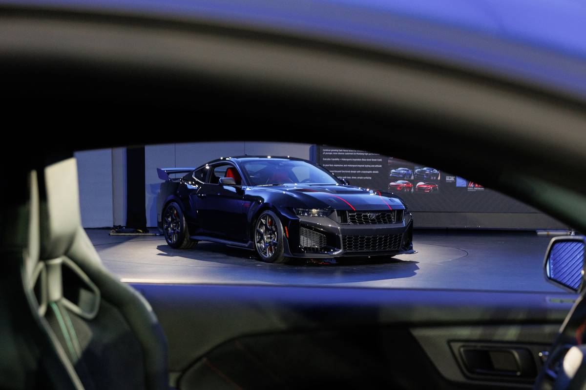 ford mustang dark horse sc 2026 32 exterior front angle jpg