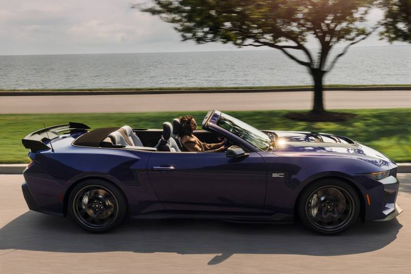 ford-mustang-dark-horse-sc-convertible-2027-exterior-oem-03