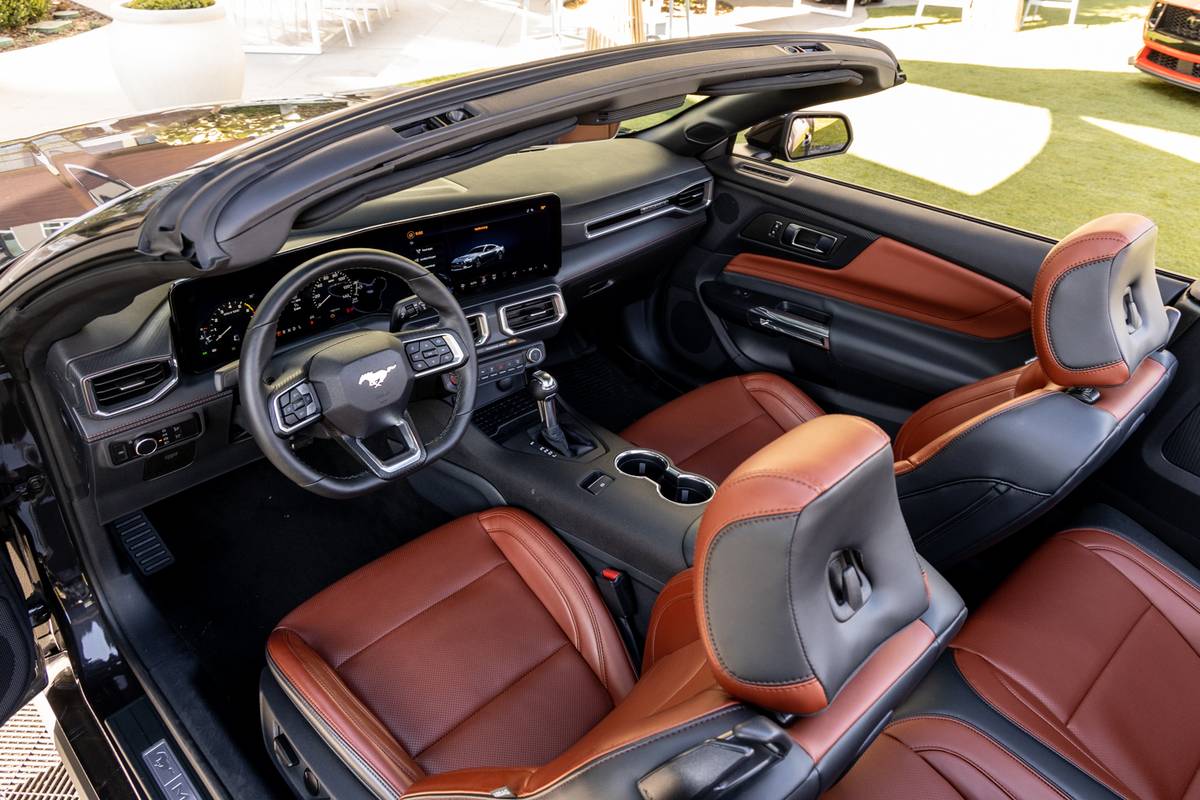 ford mustang ecoboost 2024 38 interior front row jpg