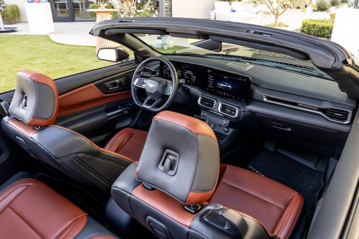 ford mustang ecoboost 2024 40 interior front row jpg