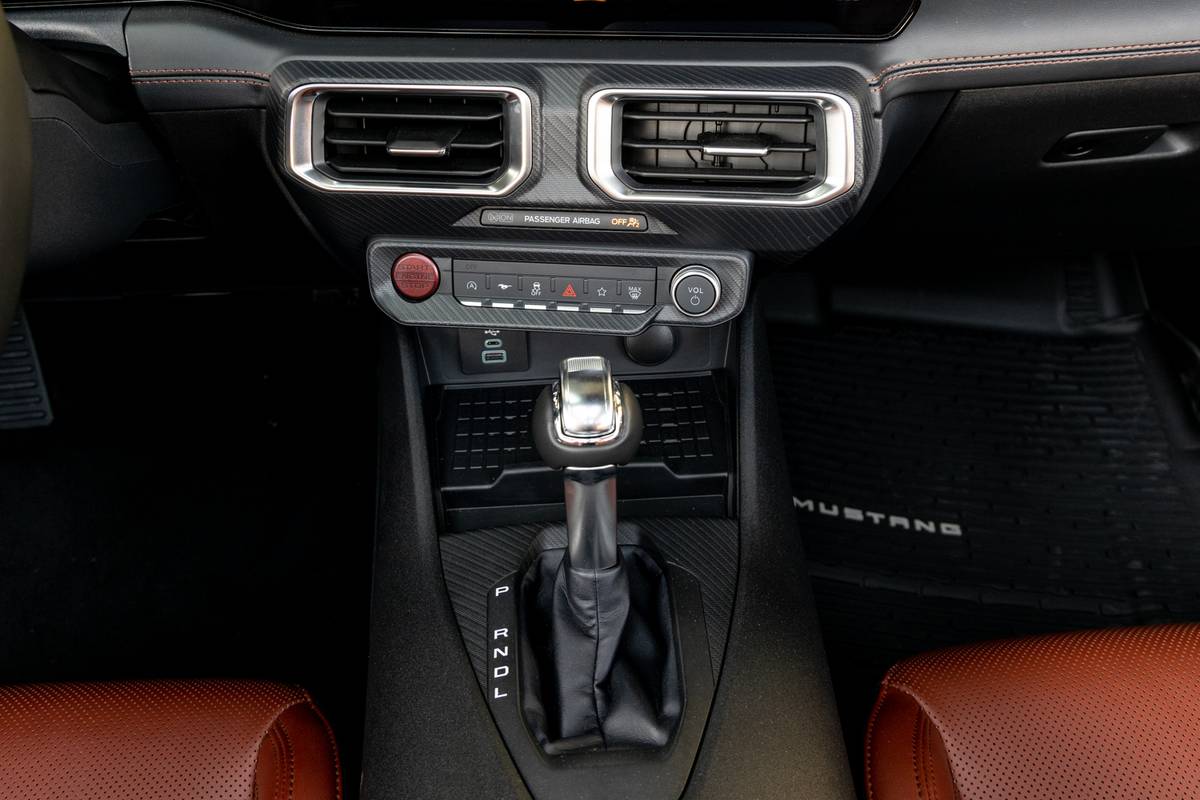 ford mustang ecoboost 2024 67 interior gearshift jpg