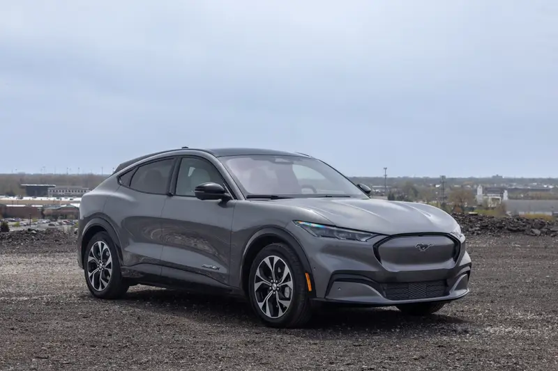 ford-mustang-mach-e-premium-2023-50-exterior-front-angle