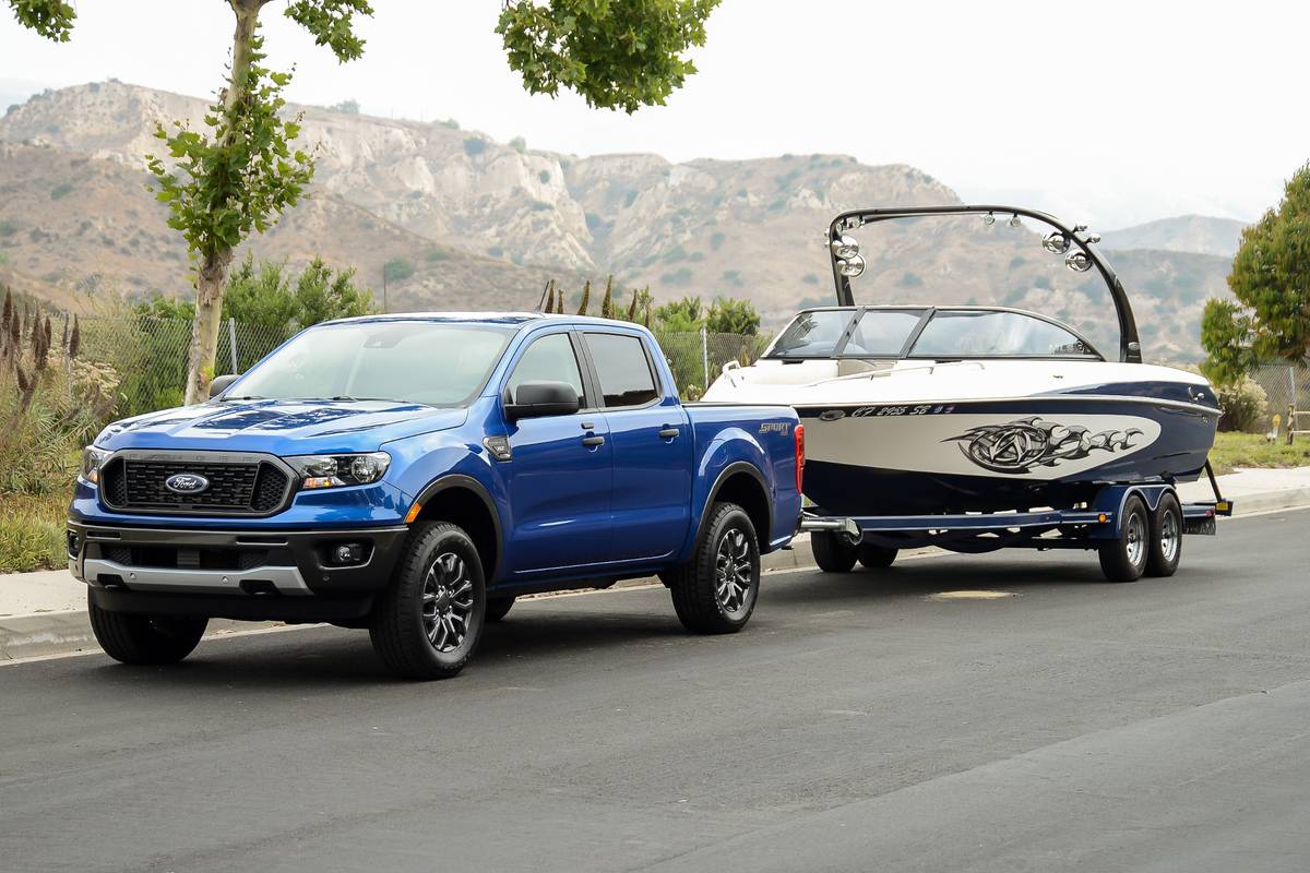 ford-ranger-2019-01-angle--blue--exterior--front--tow--towing.jpg